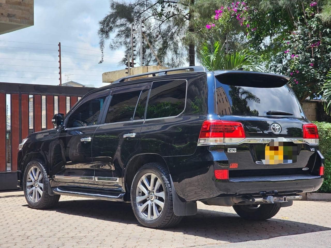 Land Cruiser V8 view 1