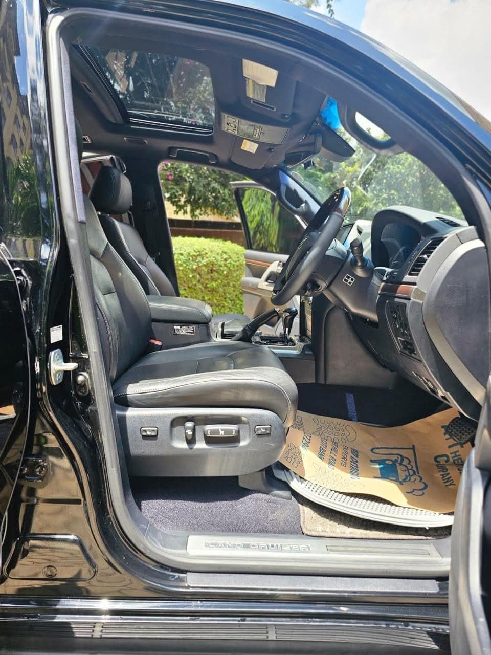 Land Cruiser V8 view 2