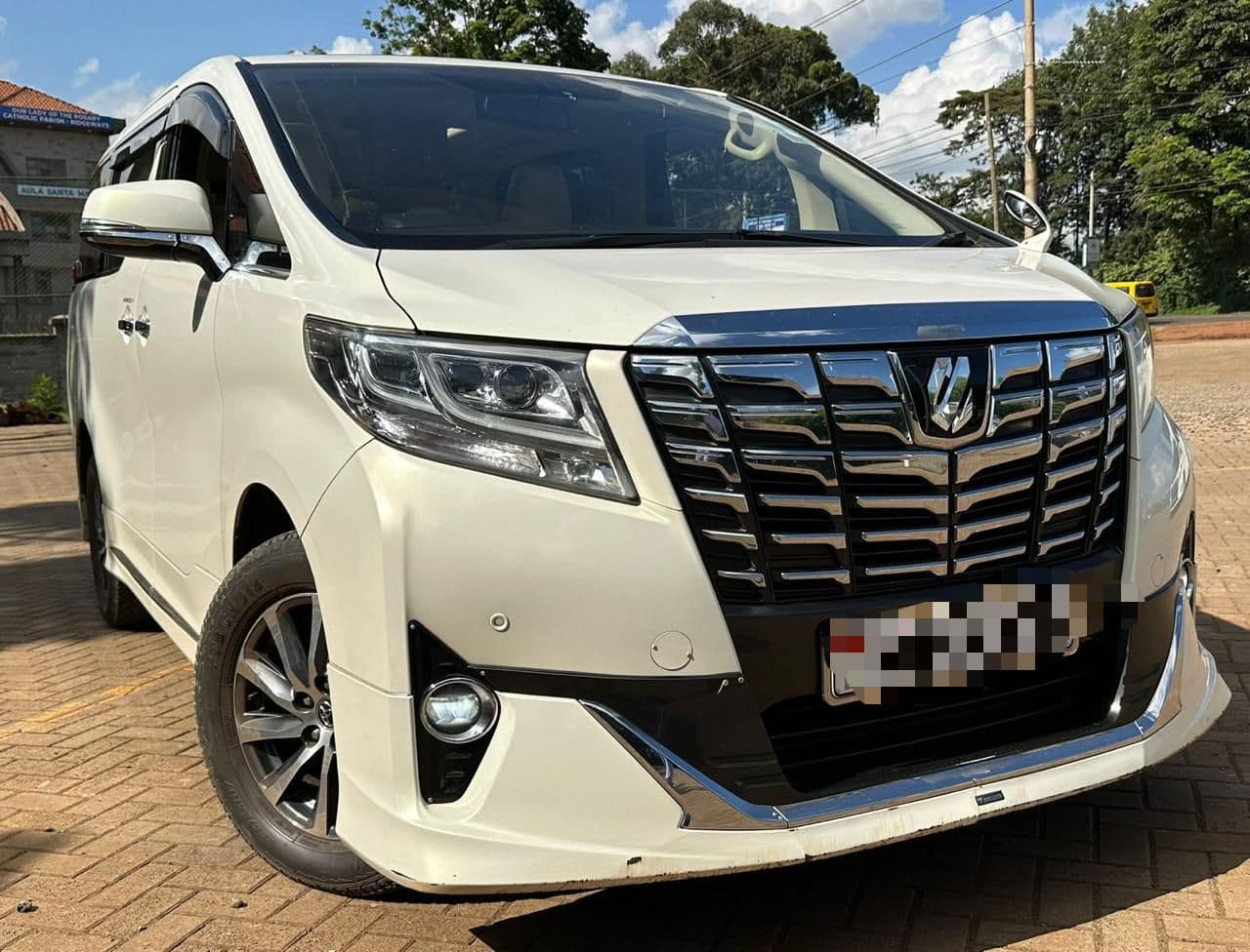 Toyota Alphard view 3