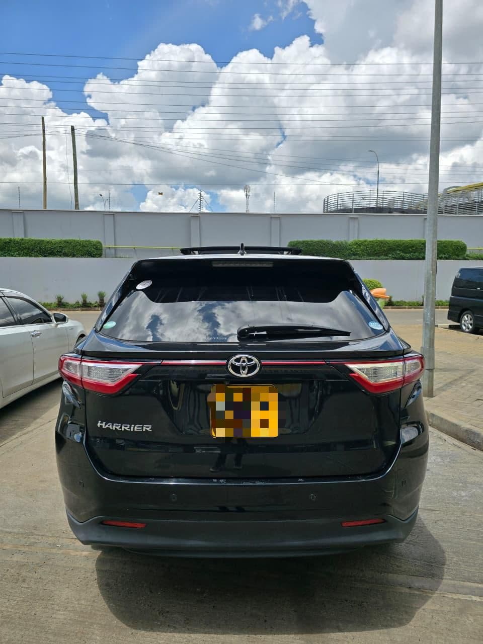 Toyota Harrier view 2