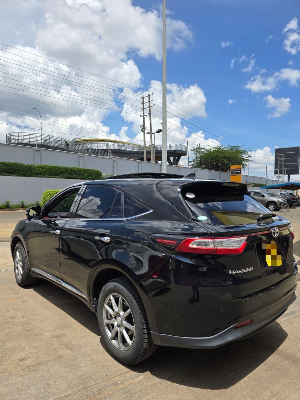 Toyota Harrier view 3