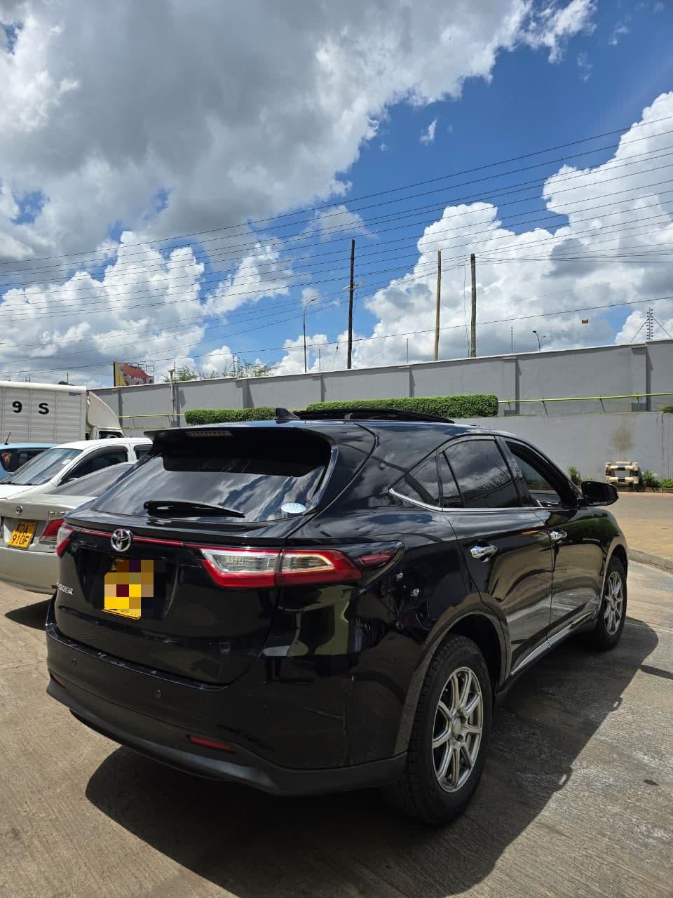 Toyota Harrier view 4