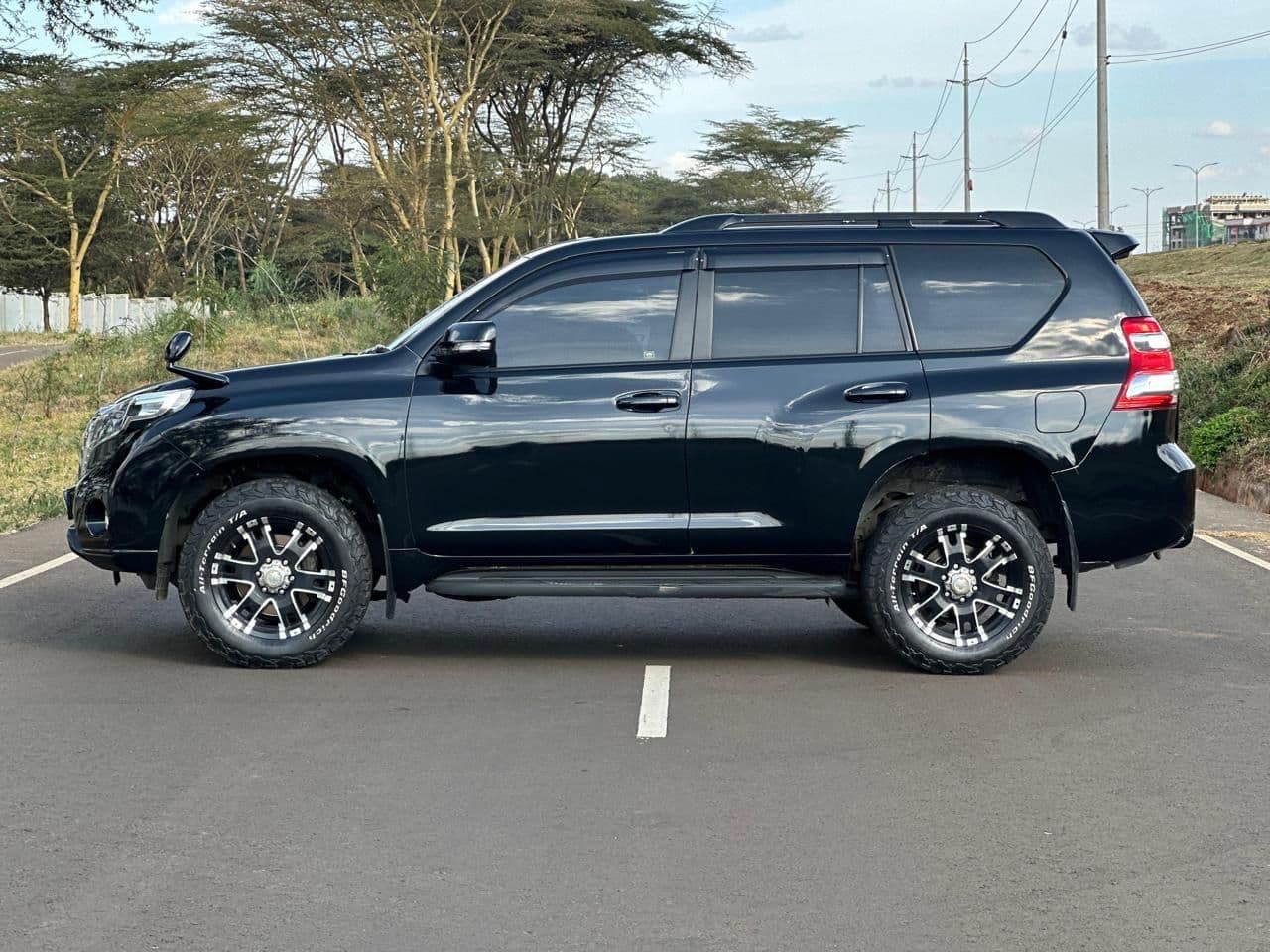Toyota Land Cruiser Prado view 4
