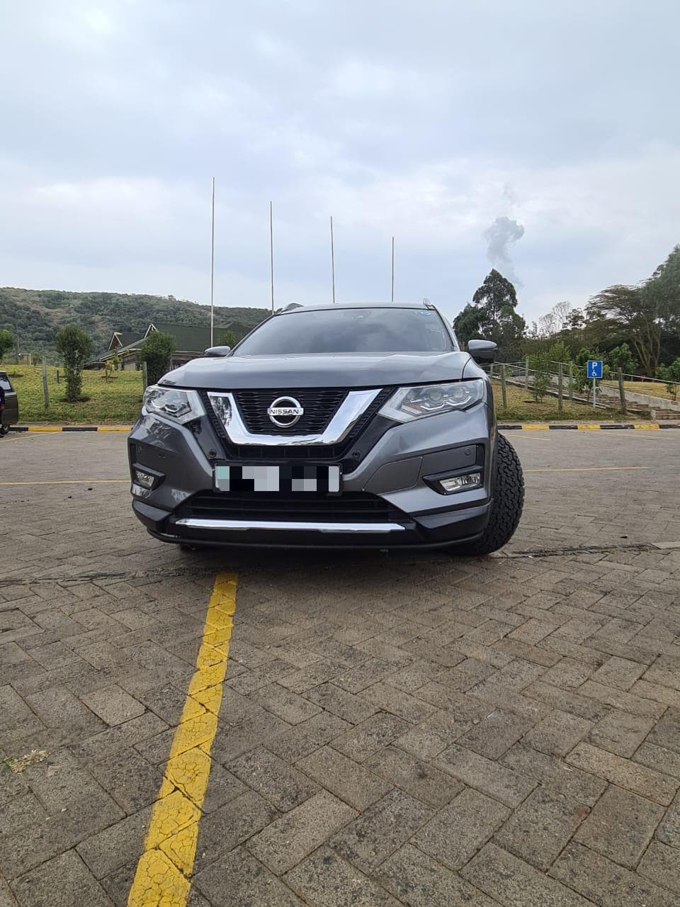 Nissan X-Trail view 2