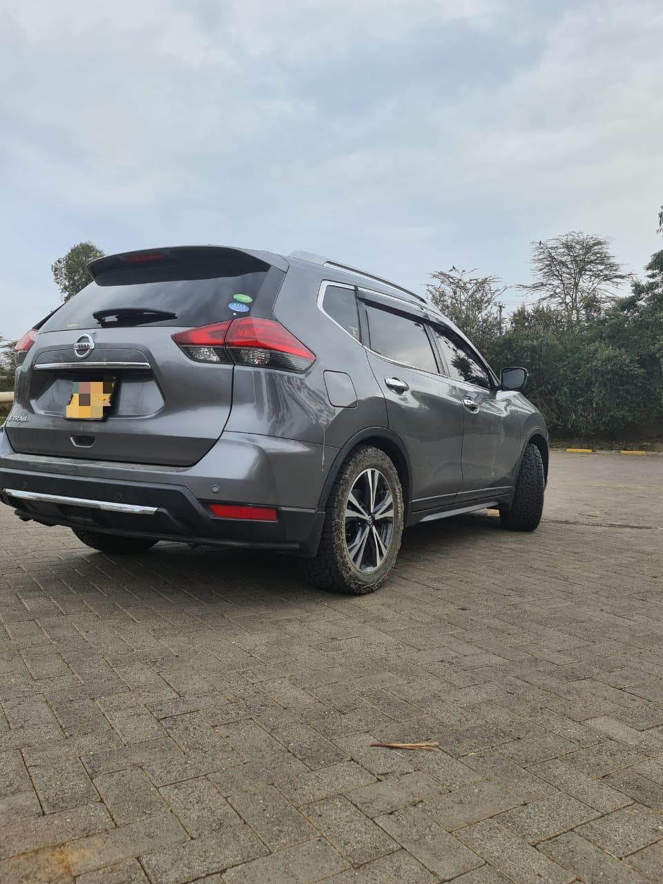 Nissan X-Trail view 3