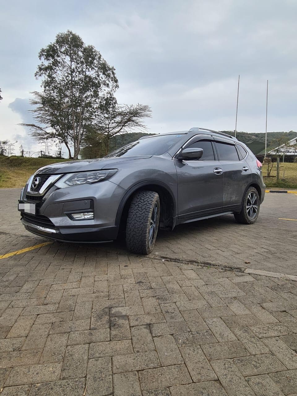 Nissan X-Trail view 4