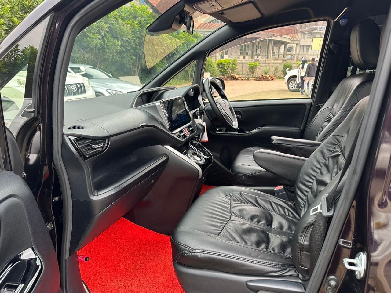 Toyota Noah view 2