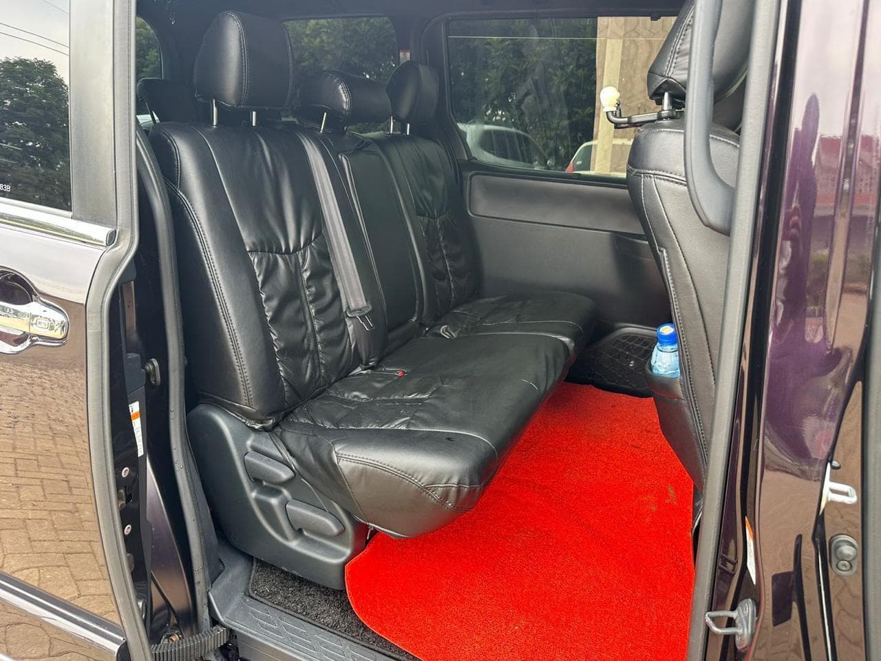 Toyota Noah view 3