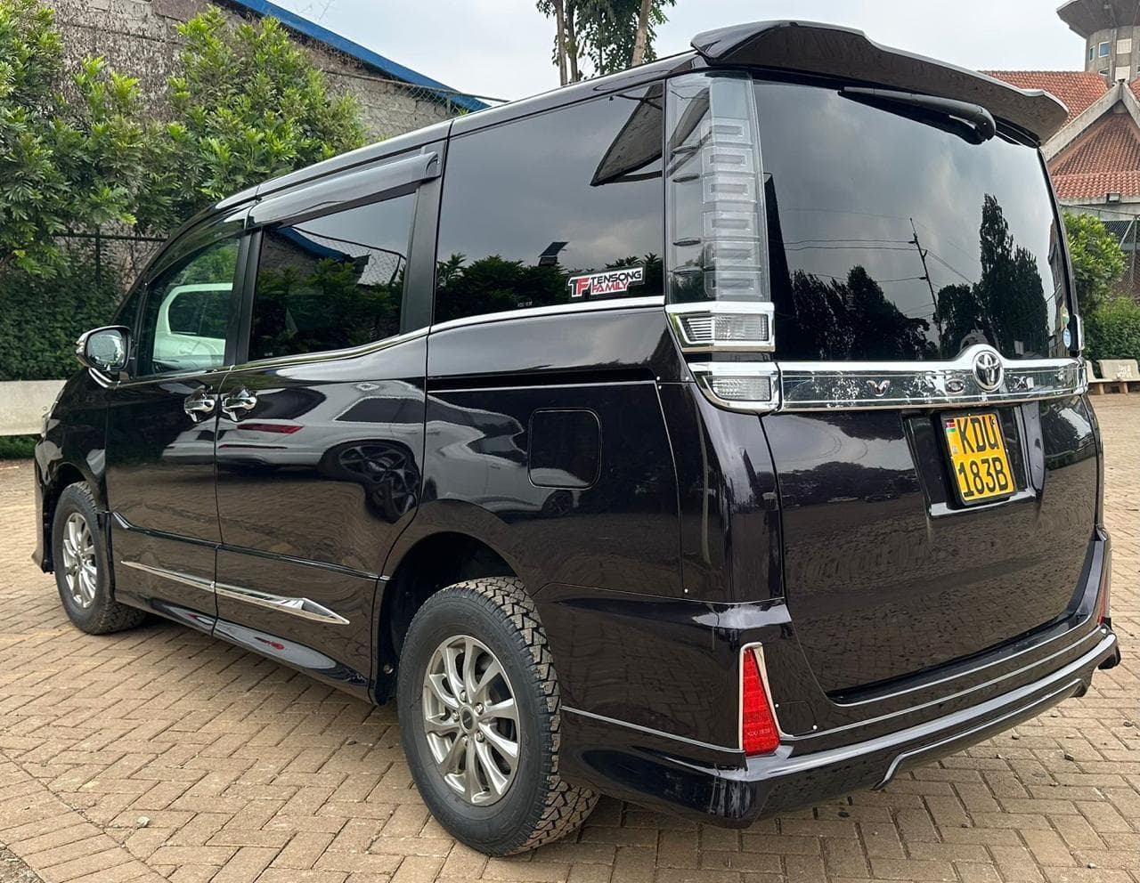Toyota Noah view 4
